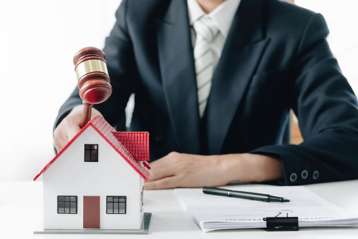 Insurance Claims Settlement: Public Adjuster VS Lawyer